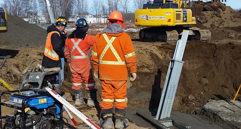 Érection de la ligne de transport d’électricité entre Bromont et Granby.